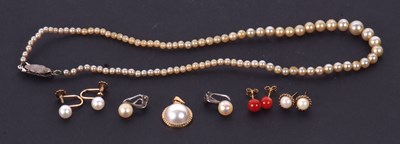 Lot 116 - A mixed lot of jewellery to include a pair of...