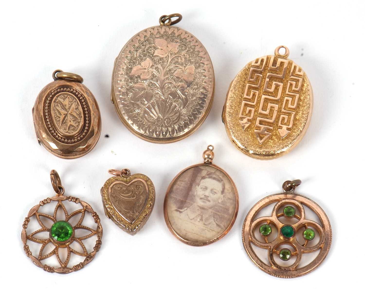 Lot 90 - A mixed lot of unmarked lockets and pendants,...