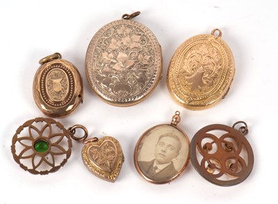 Lot 90 - A mixed lot of unmarked lockets and pendants,...