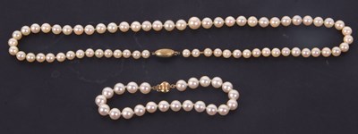 Lot 111 - A cultured pearl necklace and bracelet, the...