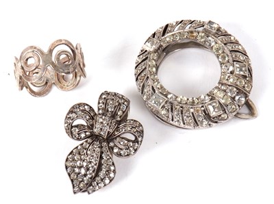 Lot 110 - Three items of jewellery to include an...