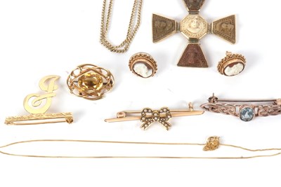 Lot 52 - A mixed lot of jewellery to include a seed...
