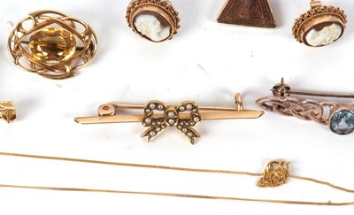 Lot 52 - A mixed lot of jewellery to include a seed...