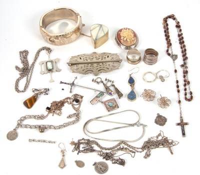Lot 128 - A mixed lot of silver and white metal...