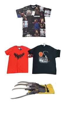 Lot 121 - A mixed lot of horror film merchandise, to...