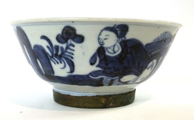 Lot 256 - A Chinese porcelain bowl with blue and white...