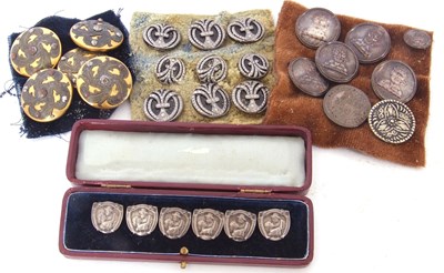 Lot 115 - Mixed Lot of vintage buttons to include cased...