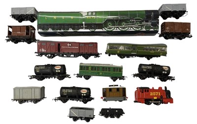 Lot 52 - A small collection of various 00 gauge rolling...