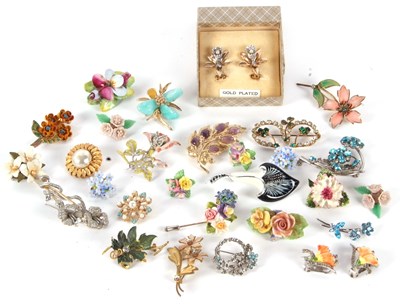 Lot 152 - A quantity of floral costume jewellery, to...