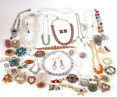 Lot 250 - A quantity of costume jewellery to include...