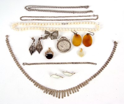 Lot 218 - A mixed lot of jewellery to include a pair of...