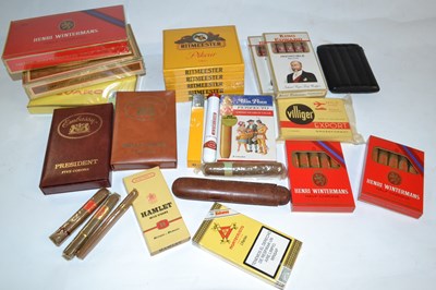 Lot 166 - A quantity of cigars to include a singel Romeo...