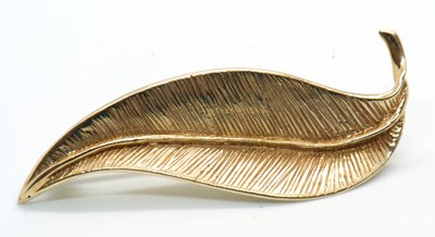 Lot 88 - A 9ct leaf brooch, the curved pointed leaf...