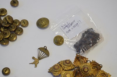 Lot 164 - Quantity of mixed British military buttons to...