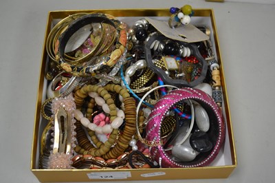 Lot 124 - Box of various assorted costume jewellery