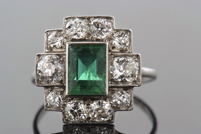 Lot 318 - An early/mid 20th century emerald and diamond...