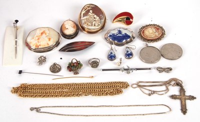 Lot 249 - A mixed lot of jewellery to include three oval...