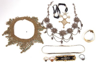 Lot 238 - A quantity of mixed jewellery to include a 9ct...