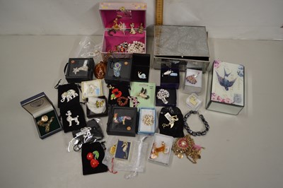 Lot 80 - A box of various assorted costume jewellery
