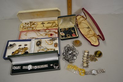 Lot 98 - A basket of various costume jewellery