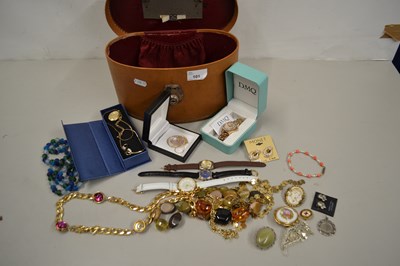 Lot 101 - Case of various assorted costume jewellery