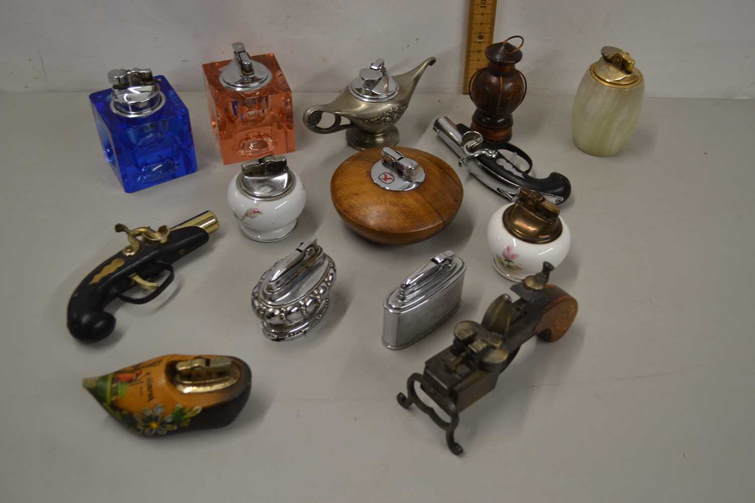 Lot 105 - Collection of various table lighters to...