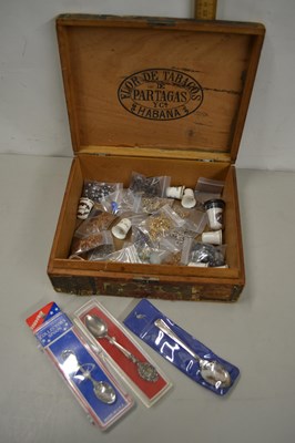 Lot 121 - Box of various assorted costume jewellery,...