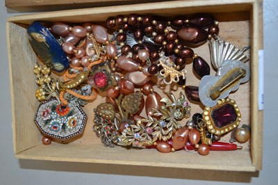 Lot 127 - Box of various assorted costume jewellery