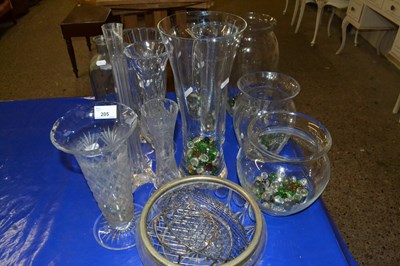 Lot 205 - Mixed Lot: Various assorted glass vases and bowls
