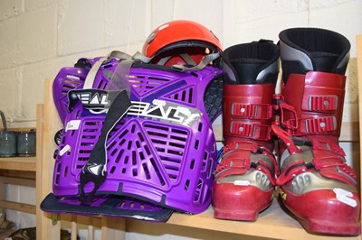 Lot 534 - A pair of ski/snowboarding boots with body...