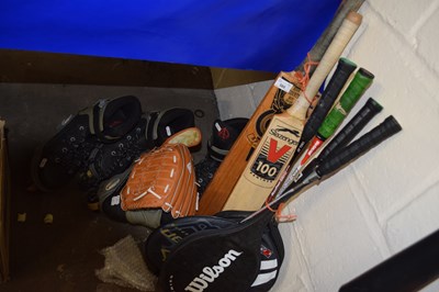 Lot 580 - Assorted sporting equipment to include inline...