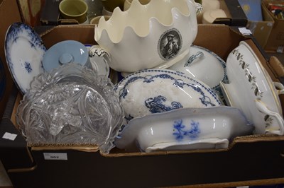 Lot 902 - One box of various mixed dinner wares and...