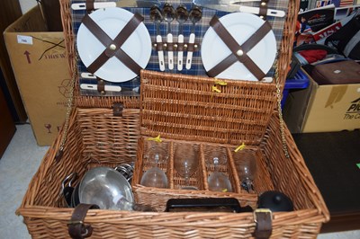 Lot 788 - Picnic hamper and assorted contents