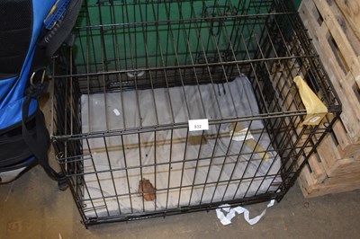 Lot 832 - Folding dog crate