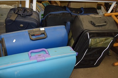 Lot 893 - Five assorted suitcases