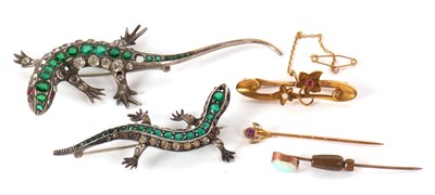 Lot 219 - A mixed lot of jewellery to include a green,...