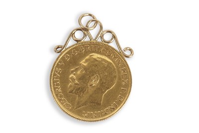 Lot 250 - George V gold sovereign coin pendant dated...