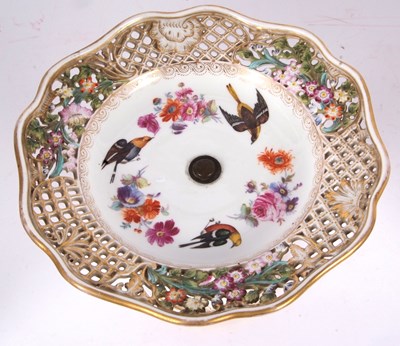 Lot 31 - A Meissen tazza, the centre painted with birds...