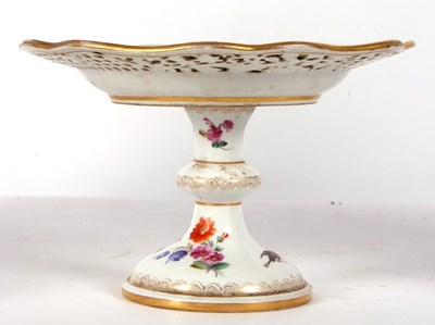 Lot 31 - A Meissen tazza, the centre painted with birds...