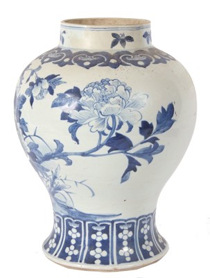 Lot 98 - A large 18th Century Chinese porcelain jar...