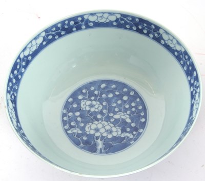 Lot 101 - A good 19th Century Chinese porcelain bowl...