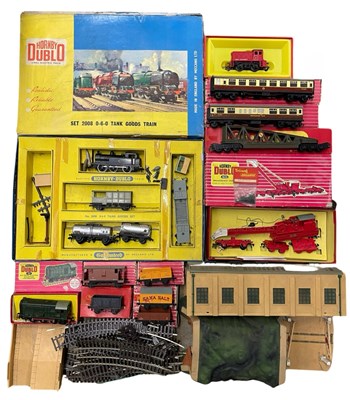 Lot 34 - A mixed lot of Hornby Dublo 00 gauge rolling...