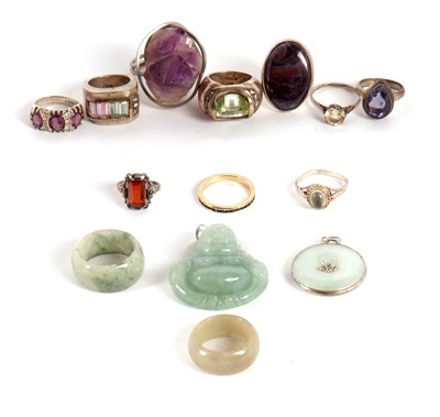 Lot 215 - A mixed lot of jewellery to include a jade...
