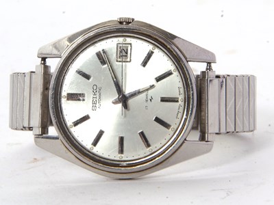 Lot 215 - A Seiko gents wristwatch with stainless steel...