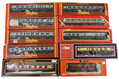 Lot 31 - A collection of various boxed 00 gauge rail...