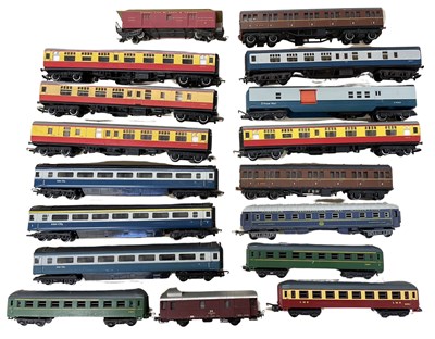 Lot 54 - A collection of various unboxed 00 gauge...