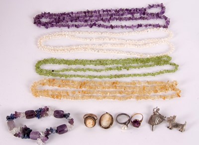 Lot 245 - A mixed lot of jewellery to include a purple...