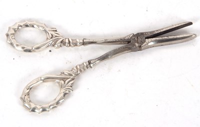 Lot 87 - A pair of Edwardian silver handled grape...