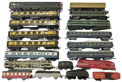 Lot 53 - A mixed collection of various 00 gauge rolling...