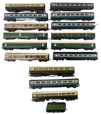 Lot 42 - A collection of various Hornby 00 gauge rail...
